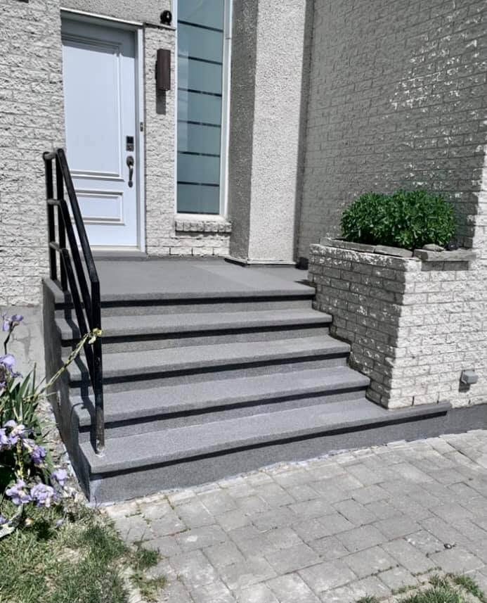 Les mêmes marches après les travaux, au revêtement acrylique gris