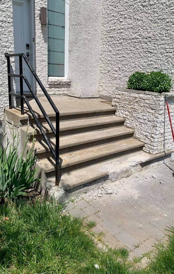 Marches de béton abîmées avant les travaux, devant une porte d'entrée