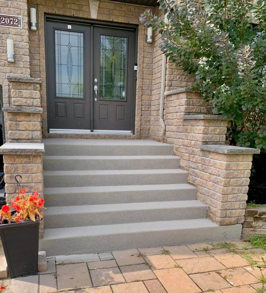 Escalier d'entrée en béton refait devant une porte double