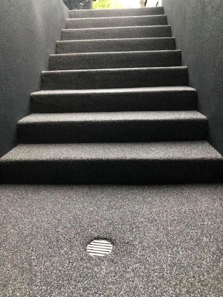 Escalier extérieur au revêtement antidérapant foncé