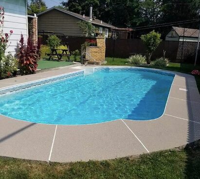 Contour de piscine refait au revêtement antidérapant