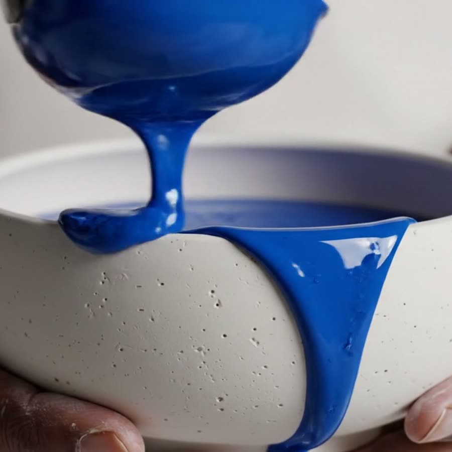Bol blanc trempé dans la glaçure bleue